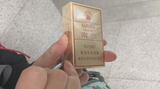 候车厅里售假烟 记者调查情况属实